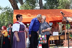 На «Крестьянской колее» поздравили юбиляров семейной жизни и не только