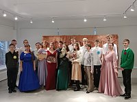 Девушки и юноши, приглашенные на литературный бал, закружились в вальсе 