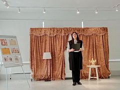 Девушки и юноши, приглашенные на литературный бал, закружились в вальсе 