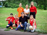 На поле ждет заслуженный успех, Сразим соперников мы всех!