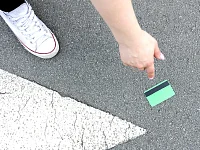 Обнаружив на улице чужую банковскую карту, жительница Калининска отправилась с ней за покупками