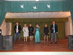 В поселке Раздольное сотрудники РДК выступили с концертом