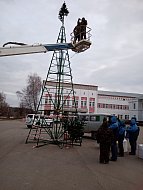 На центральной площади Лысых Гор установили елку