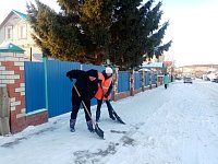 В Лысых Горах  идет расчистка тротуаров от снега