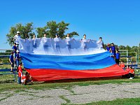 На стадионе Лысых Гор развернули огромный триколор
