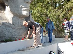 В Лысых Горах к памятнику воинам, погибшим в Великую Отечественную войну, возложили цветы