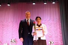 Во Дворцы культуры Лысых Гор женщинам подарили букет из прекрасных мелодий