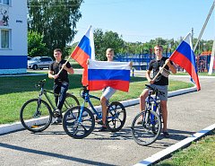 На стадионе Лысых Гор развернули огромный триколор