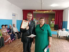 Есть  такая традиция: чествовать людей сельскохозяйственного труда 