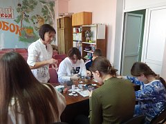 Во Дворце культуры Лысых Гор провели мастер-класс по росписи по стеклу