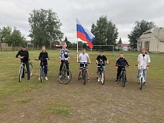 Ученики МБОУ СОШ №2 р.п. Лысые Горы   участвуют в акции «Российский триколор – звучит гордо!»