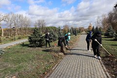 В Лысогорском районе продолжаются  субботники в рамках месячника по благоустройству, объявленного губернатором области Романом Бусаргиным.