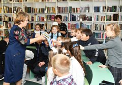 Районный поселок Лысые Горы посетила детская писательница Татьяна Рыжова.