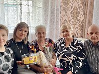 Поздравления, цветы, подарки и безграничное уважение принимала Лысогорская долгожительница, труженица тыла Екатерина Ивановна Ионова, отметившая свой 92-ой день рождения.