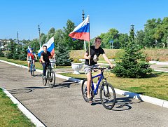 На стадионе Лысых Гор развернули огромный триколор