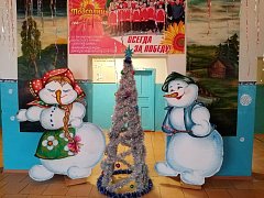 «Слепили» Снеговиков из того, что было