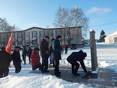 В Лысых Горах возложили цветы к памятнику участникам локальных войн 