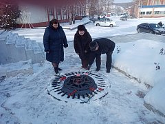 Глава Лысогоркого района возложила цветы к памятнику участникам Великой Отечественной войны