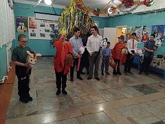 В школе поселка Яблочный дети, педагоги и родители провели новогодний вечер