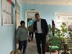 Глава Лысогорского района Сергей Фартуков с рабочим визитом посетил школу п. Яблочный и сельский Дом культуры с. Большая Рельня, где активно идут ремонтные работы