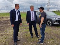 Сергей Фартуков вместе с заместителем министра сельского хозяйства области Алексеем Молчановым побывали в крестьянско-фермерском хозяйстве Виталия Логинова в селе Липовка