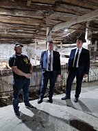 Сергей Фартуков вместе с заместителем министра сельского хозяйства области Алексеем Молчановым побывали в крестьянско-фермерском хозяйстве Виталия Логинова в селе Липовка
