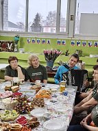 Женщинам из центра "Наши руки - фронту"  военнослужащие передали благодарственные письма и  поздравления с 8 марта