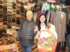 Сотрудники районной библиотеки угостили лысогорцев «жаворонками» 