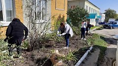 В Лысогорском районе продолжаются  субботники в рамках месячника по благоустройству, объявленного губернатором области Романом Бусаргиным.
