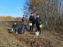 Лысогорские юннаты приняли участие в акции «Посади лес»