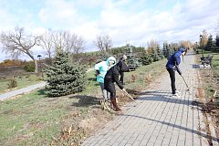 В Лысогорском районе продолжаются  субботники в рамках месячника по благоустройству, объявленного губернатором области Романом Бусаргиным.