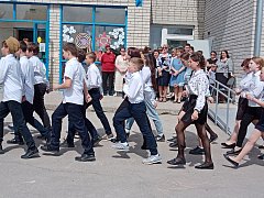 В школе № 2 Лысых Гор повели смотр строя и песни