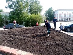 В Лысых Горах высаживают цветы