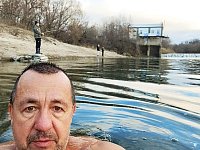 Мужчина из Лысых Гор удивляет своими ноябрьскими заплывами 