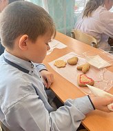 Школьники с. Бутырки научились декорировать пряники