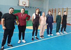 В товарищеском  матче по волейболу встретились учителя  и ученики из школы № 2  районного поселка Лысые Горы