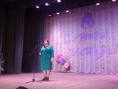 В Лысых Горах на концерте ко Дню матери зрители не скупились на аплодисменты 
