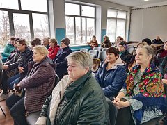 Есть  такая традиция: чествовать людей сельскохозяйственного труда 