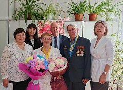 В Лысых Горах с изумрудной свадьбой поздравили супругов Емельяновых
