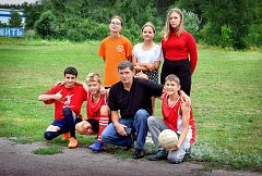 На поле ждет заслуженный успех, Сразим соперников мы всех!