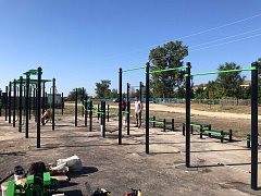 В с. Широкий Карамыш идет установка спортивной площадки