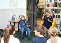 Районный поселок Лысые Горы посетила детская писательница Татьяна Рыжова.