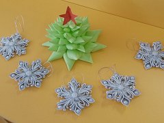 Мастерицы из Лысых Гор изготавливают новогодние игрушки