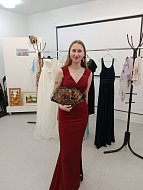 Девушки и юноши, приглашенные на литературный бал, закружились в вальсе 