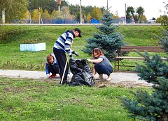  В парке Лысых Гор состоялся субботник