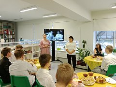 Девушки и юноши, приглашенные на литературный бал, закружились в вальсе 