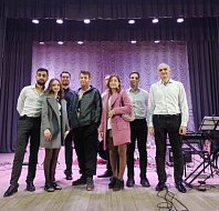 На сцене ДК Лысых Гор выступил коллектив Саратовской филармонии «Манго-экспресс»