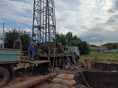 В Лысых Горах ведутся работы по бурению артезианской скважины на улице Тихонова.