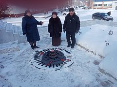 Глава Лысогоркого района возложила цветы к памятнику участникам Великой Отечественной войны