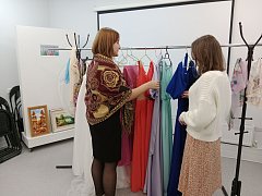 Девушки и юноши, приглашенные на литературный бал, закружились в вальсе 